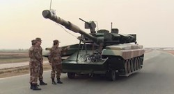 Армия Китая тренируется жечь российские Т-90