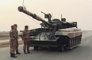 Армия Китая тренируется жечь российские Т-90