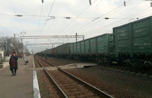 Жители Петровки и Рауховки в Одесской области жалуются на товарные поезда, которые разделяют поселки «берлинской стеной».
