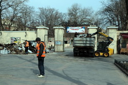 В Одессе коммунальщики разгребают гору мусора в Городском саду (ФОТО)
