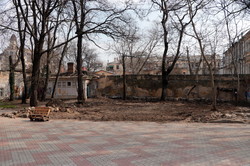 В Одессе коммунальщики разгребают гору мусора в Городском саду (ФОТО)