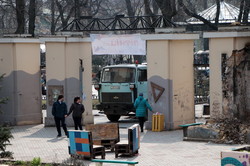 В Одессе коммунальщики разгребают гору мусора в Городском саду (ФОТО)