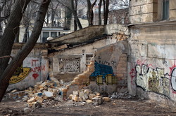 В Одессе коммунальщики разгребают гору мусора в Городском саду (ФОТО)