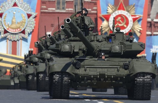 Россия снова вместо экономического благополучия выбрала армию