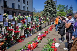 В Одессе на Куликовом поле немноголюдно: память погибших отмечают под флагом Украины (ФОТО, ВИДЕО)