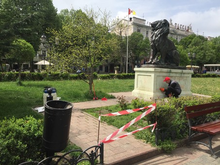 В Одесском Городском саду приводят в порядок скульптуры львов