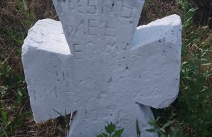 На самом старом кладбище Одессы закрасили казацкие каменные кресты (ФОТО)