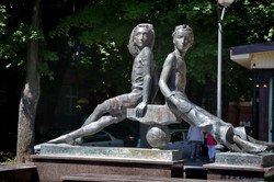 В Одессе закончили реставрацию памятника Пете и Гаврику (ФОТО)