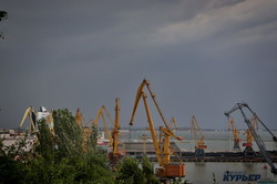 На Одессу обрушился ливень с шквальным ветром (ФОТО)