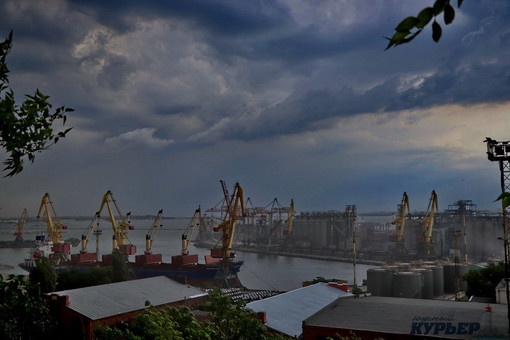 На Одессу обрушился ливень с шквальным ветром (ФОТО)