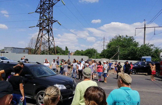 Вчера под Одессой жители Усатово перекрывали Объездную дорогу