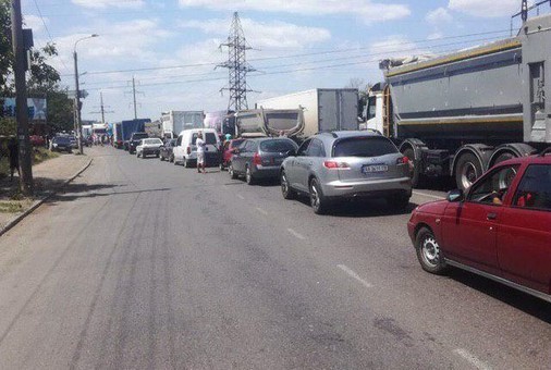 В Одессе возник конфликт из-за движения грузовиков через поселок Большевик и село Усатово