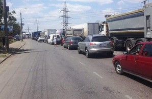В Одессе возник конфликт из-за движения грузовиков через поселок Большевик и село Усатово