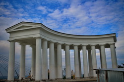 Фотофакт: строительные леса с Воронцовской колоннады сняли