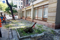 В Одессе восстанавливают повреждения от вчерашнего урагана (ФОТО)