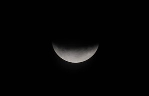 Минувшей ночью в Одессе наблюдали лунное затмение
