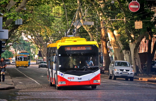 На некоторых одесских троллейбусах появились наружные схемы маршрутов как в метро (ФОТО)