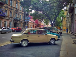 В Одессе восстановленный тротуар на улице Канатной стал парковкой (ФОТО)