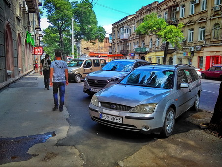 В Одессе восстановленный тротуар на улице Канатной стал парковкой (ФОТО)