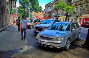 В Одессе восстановленный тротуар на улице Канатной стал парковкой (ФОТО)