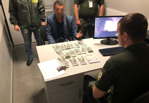 Пограничникам Одесского аэропорта предлагали взятку в 1500 долларов