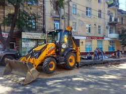 Как ремонтируют коммунальную аварию на улице Канатной (ФОТО)