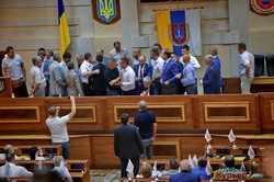 Депутаты Одесского облсовета от "Оппоблока" устроили драку и попытались сорвать флаг Украины (ФОТО)