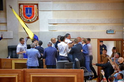 Депутаты Одесского облсовета от "Оппоблока" устроили драку и попытались сорвать флаг Украины (ФОТО)