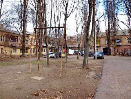 Одесский исполком намерен благоустроить сквер внутри двора знаменитой "казармы" на проспекте Шевченко