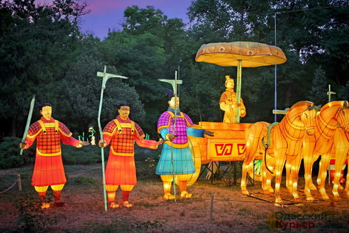 Фестиваль гигантских китайских фонарей в Одессе продлили