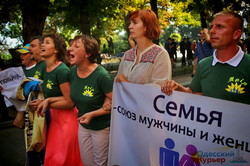 По Одессе прошел "Марш равенства": ЛГБТ, гомофобы и полиция (ФОТО, ВИДЕО)