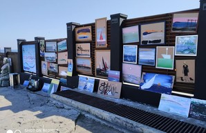 На пляже «Ланжерон» открылась художественная выставка