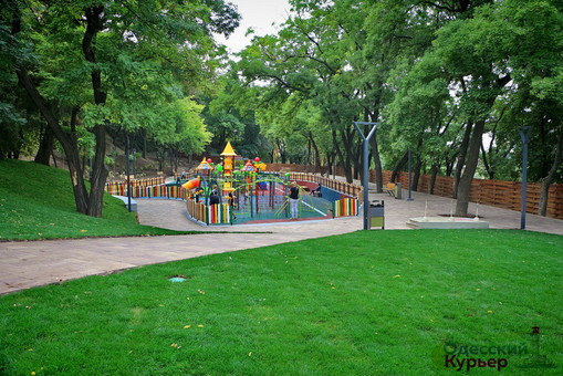 Греческий парк в Одессе: плюсы и минусы открытой детской зоны (ФОТО)
