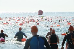 Более 800 человек соревновались в заплывах в открытом море (ФОТО)