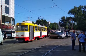 Неадекватный автохам заблокировал движение трамваев у "Привоза" и обматерил вагоновожатых (ФОТО)