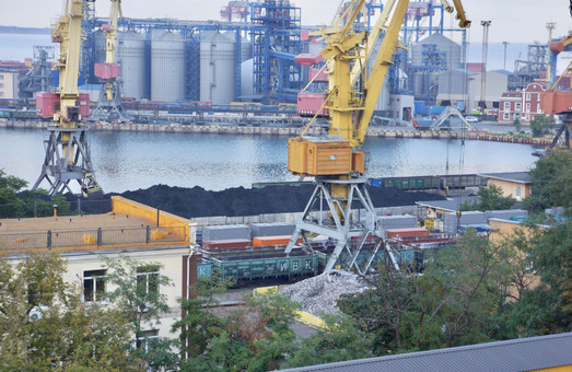 В Одесском порту снова перегружают руду открытым способом