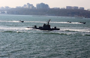 Украинский военный флот проводит учения напротив одесского пляжа Ланжерон
