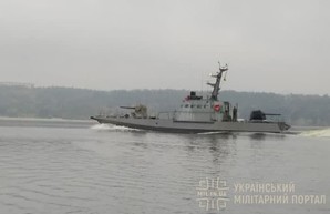 По Днепру в Одессу идет новый бронекатер для ВМС Украины (ФОТО)