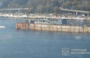 По Днепру в Одессу в доке ведут новый разведывательный корабль ВМС Украины (ФОТО)