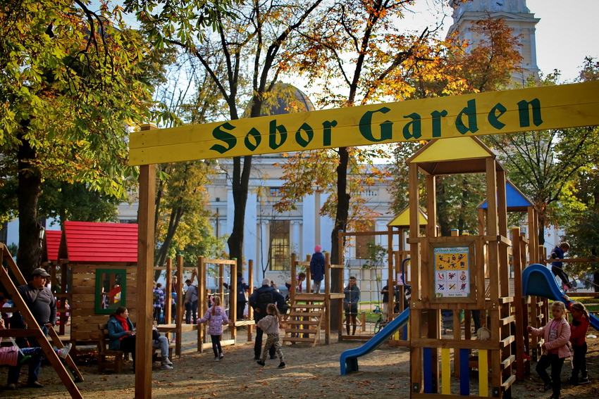 В центре Одессы открыли очередную инклюзивную детскую площадку (ФОТО) |  Одеський Кур'єр