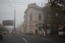 На Одессу опустился густой туман (ФОТО)