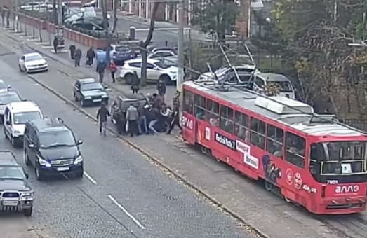 Как в Одессе пассажиры трамвая отодвинули машину наглого автохама (ВИДЕО)