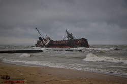 Кораблекрушение в Одессе на пляже: на берег выбросило танкер (ФОТО, ВИДЕО)