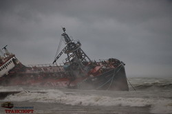 Кораблекрушение в Одессе на пляже: на берег выбросило танкер (ФОТО, ВИДЕО)