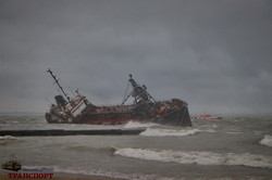 Кораблекрушение в Одессе на пляже: на берег выбросило танкер (ФОТО, ВИДЕО)