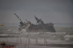 Кораблекрушение в Одессе на пляже: на берег выбросило танкер (ФОТО, ВИДЕО)