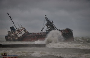 Кораблекрушение в Одессе на пляже: на берег выбросило танкер (ФОТО, ВИДЕО)