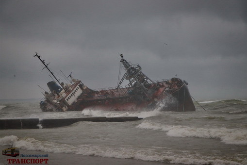Кораблекрушение на одесском пляже привело к экологической катастрофе от разлива нефтепродуктов