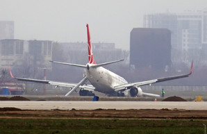 Для того, чтоб убрать поврежденный самолет с взлетно-посадочной полосы Одесского аэропорта понадобится несколько часов
