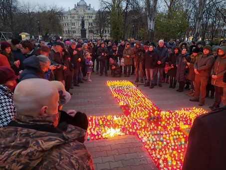 В Одессе на Соборной площади зажгли свечи в память о жертвах Голодомора